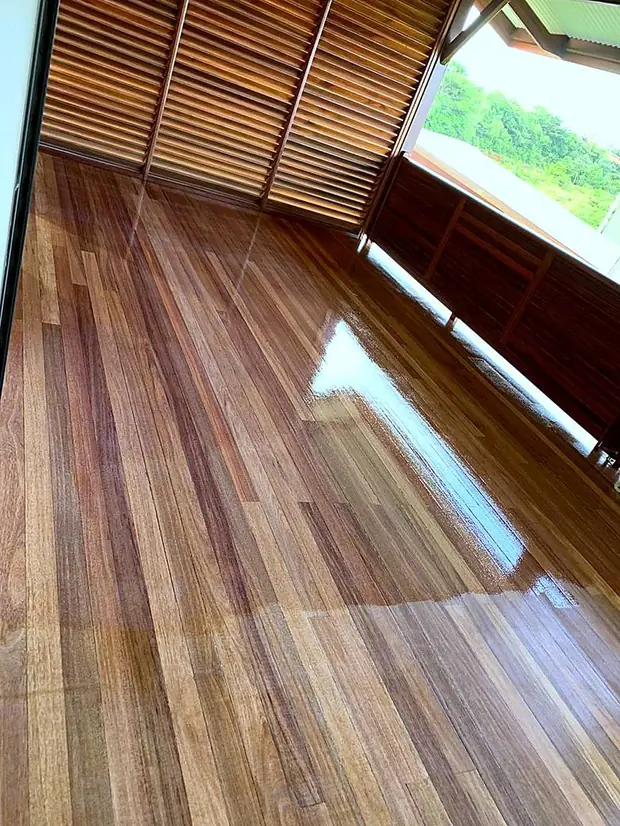 Parquet bois massif vitrifié