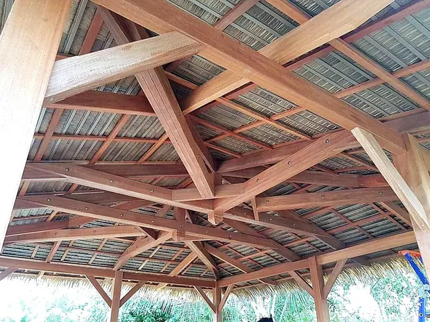 Charpente de carbet, assemblage bois rayonnant